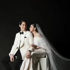 Kali ini, keduanya tampil bergaya klasik dengan sentuhan vintage bernuansa putih [@syifahadju]