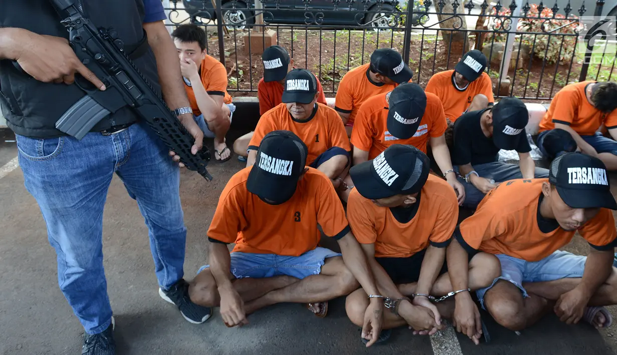 Sejumlah tersangka dihadirkan selama Operasi Pekat  Jaya 2018 di Polda Metro Jaya, Jakarta, Jumat (21/12). Kepolisian Polda Metro Jaya Diktorat Reserse Kriminal Umum menggelar hasil operasi kewilayahan "Pekat Jaya 2018".(Merdeka.com/Imam Buhori)
