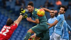 Pemain Palermo, Edoardo Goldaniga (tengah)  menyundul bola ke arah kiper Lazio, Federico Marchetti pada lanjutan liga Serie A  Italia di Stadion Olimpiade, Roma, MInggu (22/11/2015). (AFP Photo/Gabriel Bouys)