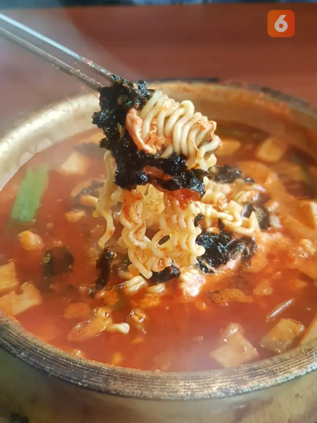 Ilustrasi Ramen, Makan Ramen, Ramen Korea, Mi Ramen oleh Aditya Eka Prawira