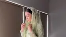 Dalam balutan lace dress berpayet lansiran @lacebyartkea dengan nuansa warna hijau yang lembut, Febby tampil begitu anggun dan memesona.  [@picaleva].