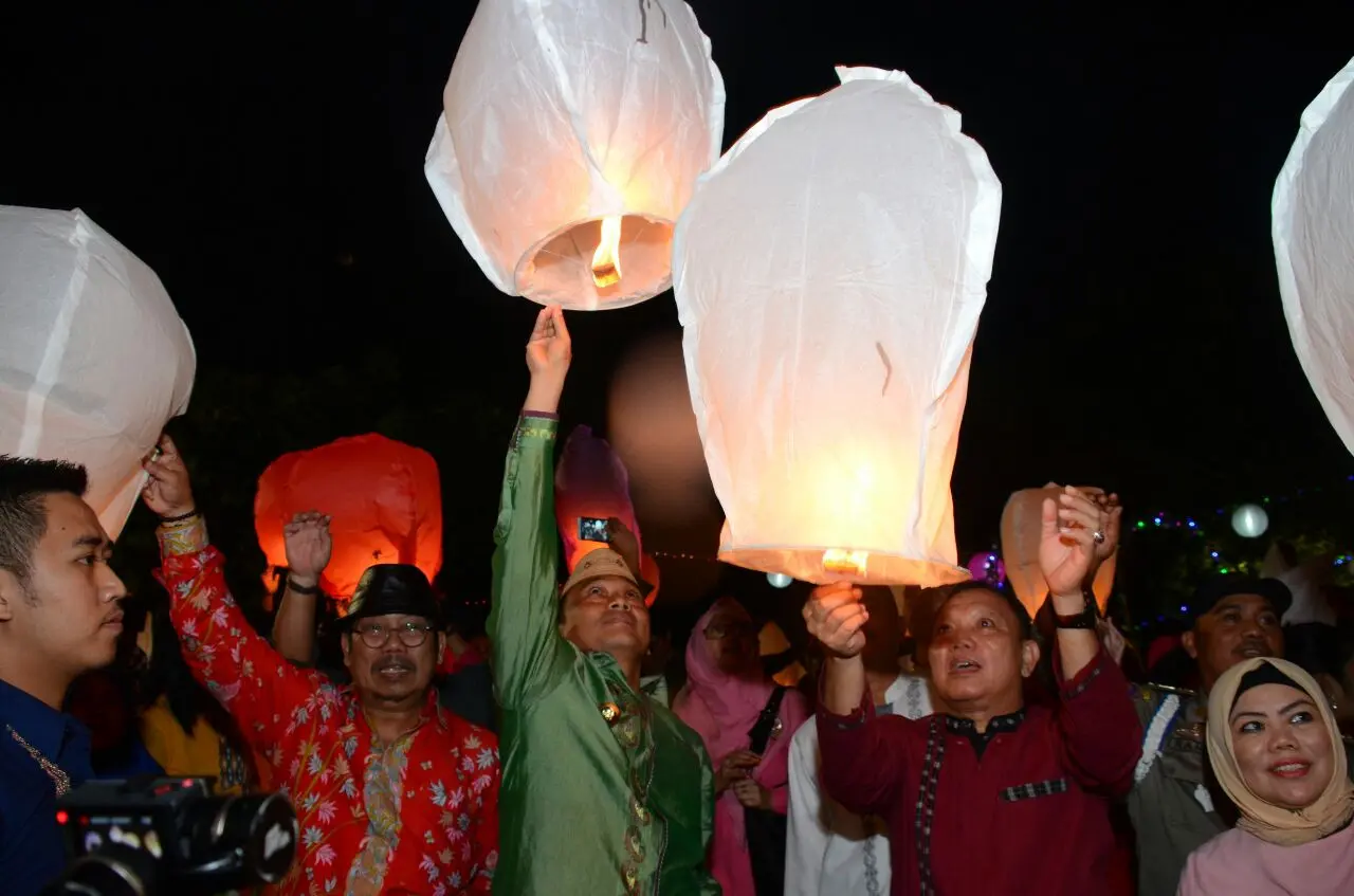 Dari melepaskan seribu lampion, sampai gala diner disuguhkan kepada masyarakat yang hadir di Pantai Kunerai malam Festival Kirab Nusantara. (Liputan6.com/Aldiansyah Mochammad Fachrurrozy).