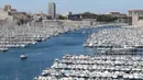 Suasana Vieux Port yang merupakan pelabuhan tua dan bersejarah di kota Marseille dimana jaman dahulu sebagai pelabuhan pintu masuk ke Prancis. (Bola.com/Vitalis Yogi Trisna)