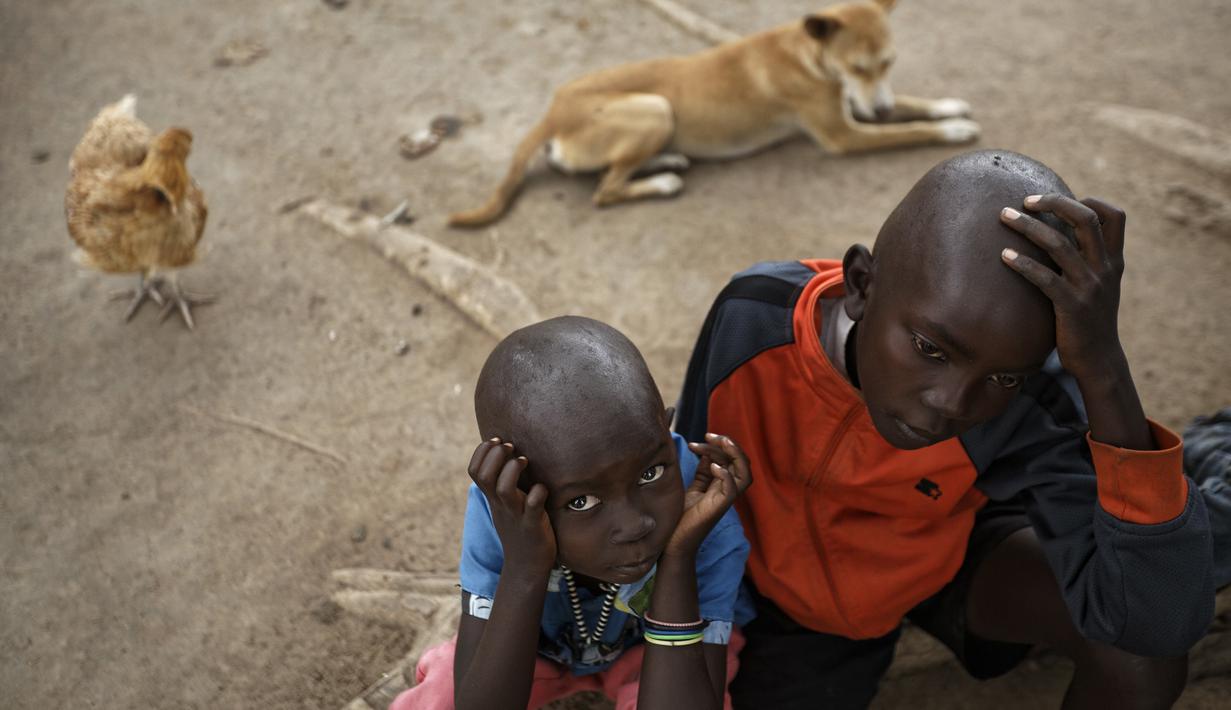 Pengungsi Sudan Selatan saat tiba di sebuah pusat transit pengungsi di Kuluba, Uganda utara, Kamis (8/6). Mereka melarikan diri dari perang saudara di Sudan Selatan yang telah memakan korban puluhan ribu jiwa. (AP Photo / Ben Curtis)