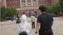 Nikita pun membawa tas hitam Chanel saat berkunjung ke Universal Studios Beijing.  [@nikitawillyofficial94]