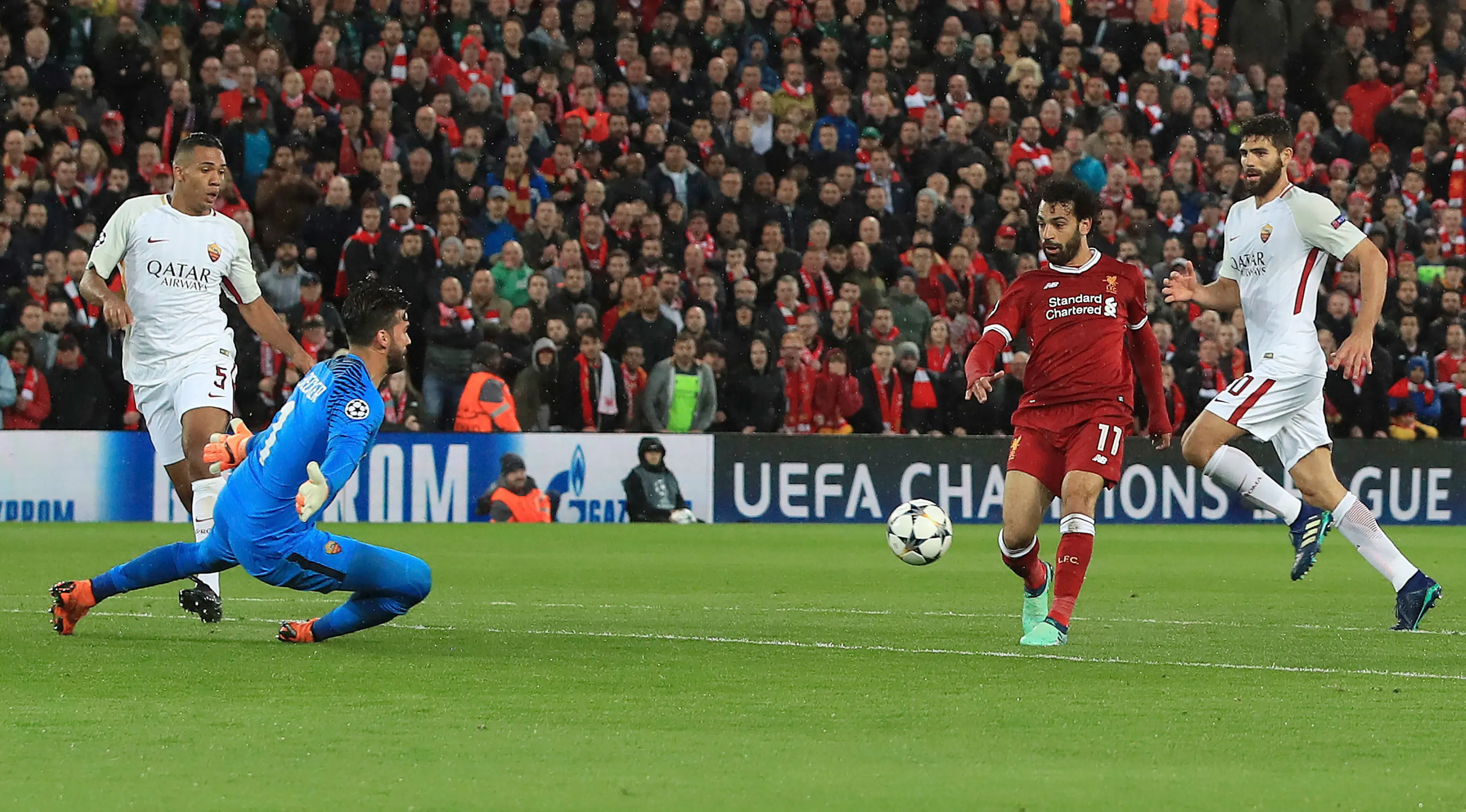 Pemain Liverpool, Mohamed Salah saat mencetak gol ke gawang AS Roma pada leg pertama semifinal Liga Champions di Stadion Anfield, Liverpool, Inggris, Selasa (24/4).  (Peter Byrne/PA via AP)