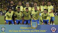 Para pemain Timnas Brasil berpose untuk foto tim sebelum pertandingan Kualifikasi Piala Dunia 2026 melawan Chile di Stadion Maracana, Rio de Janeiro, Kamis, 4 September 2025. (AP Photo/Bruna Prado)