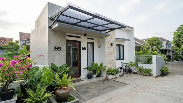 Ide kanopi rumah mungil yang tidak membuat tampilan fasad terasa penuh model menempel pada dinding