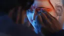 Pematung Nepal Ravi Pandit memberikan sentuhan akhir pada patung dewi Hindu Durga menjelang festival Dashain di Kathmandu, Nepal (14/10/2020). Keluarga Pandit akan menjual setidaknya 200 patung untuk festival ini, tetapi tahun ini hanya menjual 20 patung karena pandemi. (AP Photo/Niranjan Shrestha)