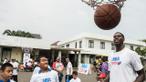 Pebasket NBA asal klub Charlotte Hornets, Marvin Williams, memberikan pelatihan kepada penyandang disabilitas di Lapangan YPAC, Jakarta Selatan, Kamis (25/8/2016). Pelatihan ini dalam rangkaian kegiatan Junior NBA. (Bola.com/Vitalis Yogi Trisna)