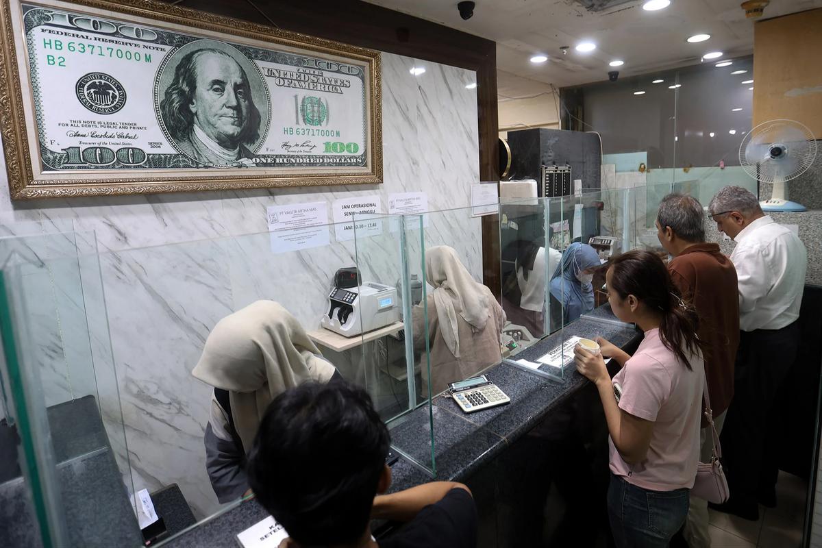 FOTO: BI Akan Memperketat Pembelian Dolar AS di Tengah Tekanan Rupiah