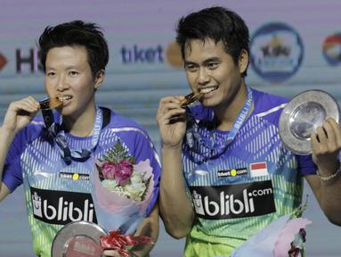 Tontowi Ahmad/Liliyana Natsir merayakan kemenangan atas pasangan Malaysia, Chan Peng Soon/Goh Liu Ying pada final Indonesia Open 2018 di Istora Senayan, Jakarta, Minggu, (8/6/2018). Tontowi/Liliyana menang 21-17, 21-8. (Bola.com/M Iqbal Ichsan)