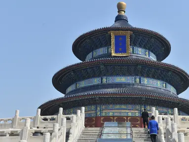 Wisatawan mengunjungi Hall of Prayer for Good Harvests di Kuil Surga, Beijing, China (29/4/2020). Kuil Surga, salah satu Situs Warisan Dunia UNESCO yang ditutup sementara akibat merebaknya COVID-19, membuka kembali tiga kompleks bangunan utamanya untuk umum pada Rabu (29/4). (Xinhua/Peng Ziyang)