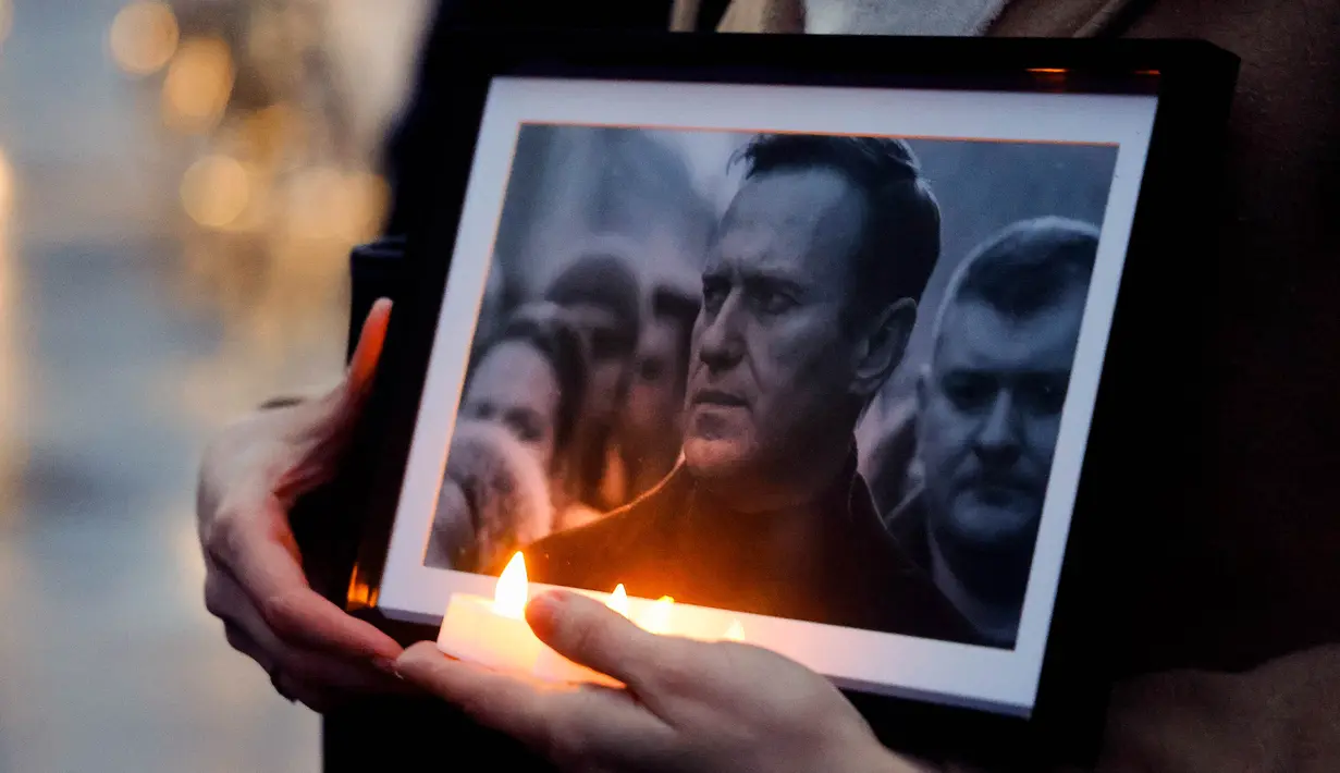 Beberapa negara melakukan penghormatan kepada pemimpin oposisi Rusia Alexei Navalny dengan menyalakan lilin dan tabur bunga. (Ludovic MARIN/AFP)
