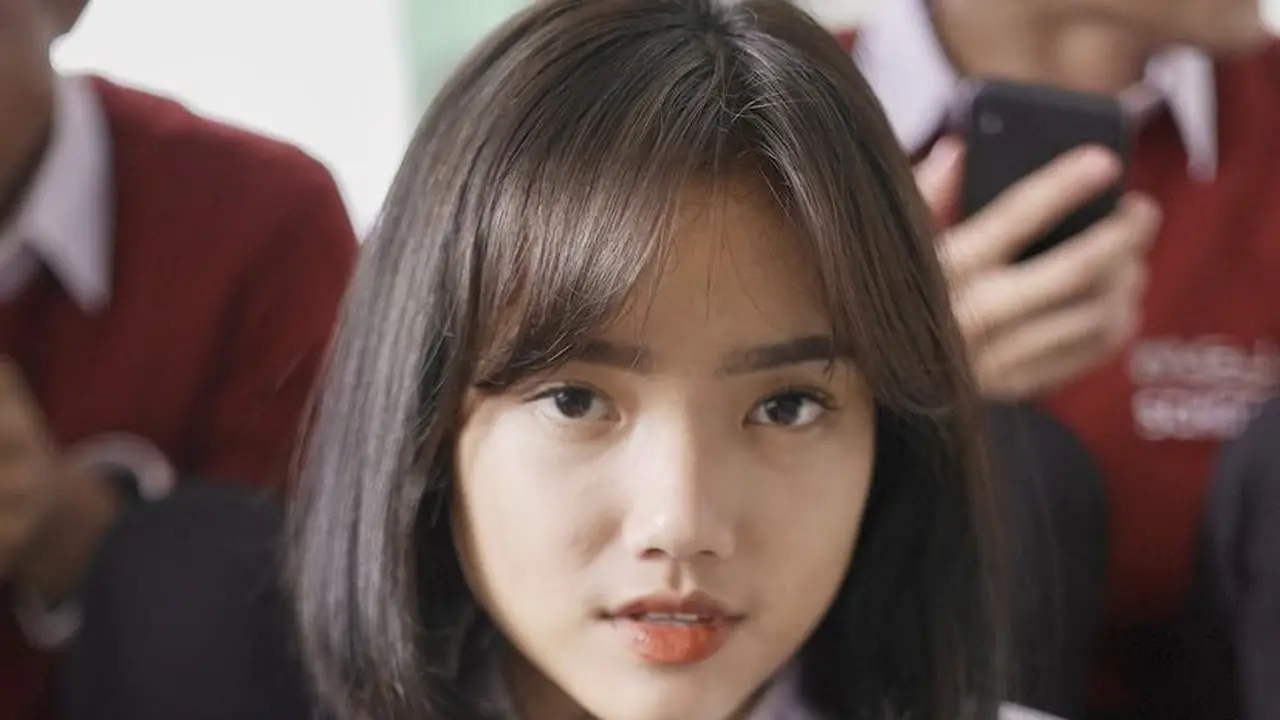 Potret Fuji An Kenakan Seragam Sekolah dengan Rambut Bob