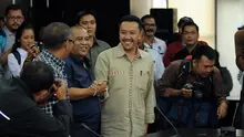 Menteri Pemuda dan Olahraga, Imam Nahrawi (baju coklat) bersalaman dengan perwakilan 18 klub PSSI dan PT Liga Indonesia di Kantor Kemenpora, Jakarta, Senin (27/4/2015). Pertemuan berlangsung tertutup dan tanpa hasil. (Liputan6.com/Helmi Fithriansyah)