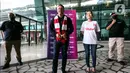 Mantan pemain sepak bola asal Inggris Michael Owen saat tiba di Bandara Soekarno Hatta, Tangerang, Banten, Selasa (20/8/2022). Sang legenda Timnas Inggris ini juga akan tampil di acara ‘nonton bareng’ pertandingan big match pekan ketiga Liga Inggris antara Liverpool melawan Manchester United yang dihelat pada Selasa, 23 Agustus 2022 mendatang. (Liputan6.com/Johan Tallo)