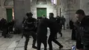 <p>Polisi Israel menahan seorang jamaah Palestina di kompleks Masjid Al-Aqsa di Kota Tua Yerusalem selama bulan suci Ramadhan, Rabu, 5 April 2023. (AP Photo/Mahmoud Illean)</p>