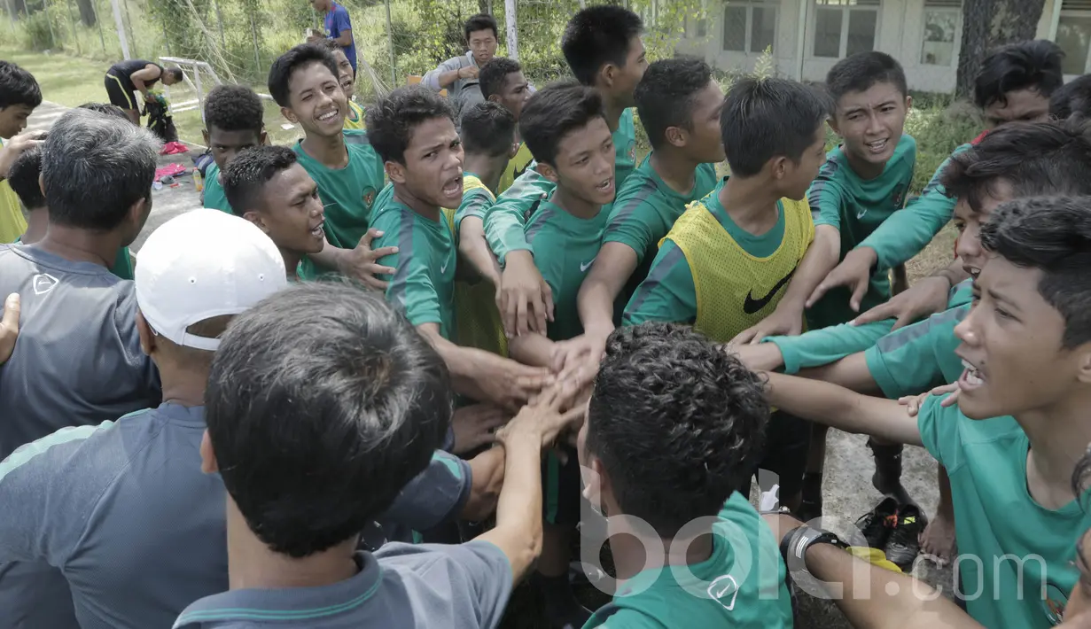 Pemain seleksi Timnas Indonesia U-16 usai melakukan latihan terakhir jelang pengumuman hasil seleksi. Timnas U-16 ini dipersiapkan untuk mengikuti ajang Piala AFF U-15 pada 9–22 Juli 2017 yang diselenggarakan di Thailand. (Bola.com/M Iqbal Ichsan)