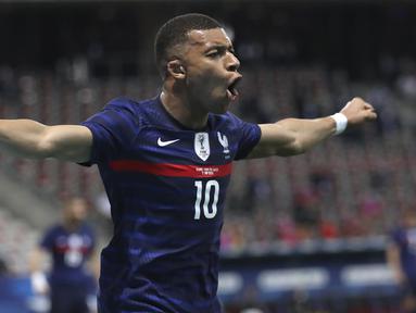 Striker Prancis, Kylian Mbappe melakukan selebrasi usai mencetak gol pertama timnya ke gawang Wales dalam laga uji coba menjelang berlangsungnya Euro 2020 di Allianz Riviera Stadium, Nice, Rabu (2/6/2021). Prancis menang 3-0 atas Wales. (AP/Daniel Cole)