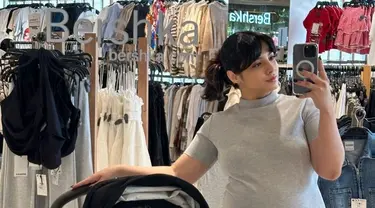 Inilah potret terbaru Riri Febrian saat hamil lagi. Wanita yang sempat viral usai menjadi daftar saksi kasus prostitusi online yang melibatkan mendiang Vanessa Angel ini pamer perut buncit sambil momong anak. (Liputan6.com/IG/@ririririfbrn)