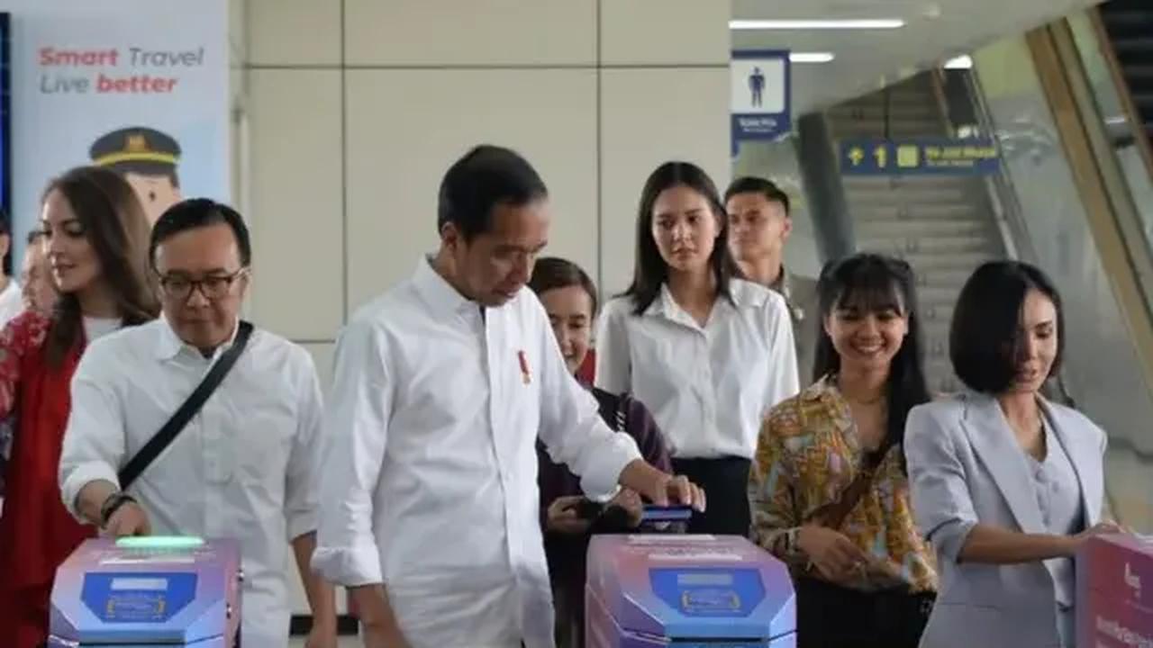 Mereka masing-masing melakukan tapping tiket. Kejadian lucu Jokowi tapping tiket menggunakan kartu di sisi kirinya.