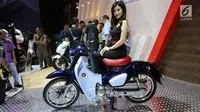 Model duduk di atas sepeda motor Honda Super Cub C125 di Gaikindo Indonesia International Auto Show (GIIAS) 2018 di ICE BSD, Tangsel, Jumat (3/8). (Liputan6.com/Fery Pradolo)