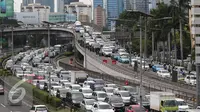 Ratusan kendaraan terjebak kemacetan di tol dalam kota, Jakarta, Kamis (24/12/2015). Libur panjang Natal dan tahun baru yang dimulai hari ini membuat lalu lintas di Jakarta dan sekitarnya terpantau padat. (Liputan6.com/Angga Yuniar)