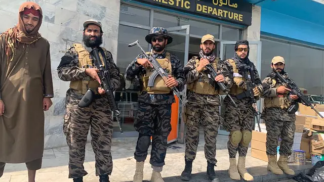 FOTO: AS Angkat Kaki, Pasukan Taliban Kuasai Bandara Kabul