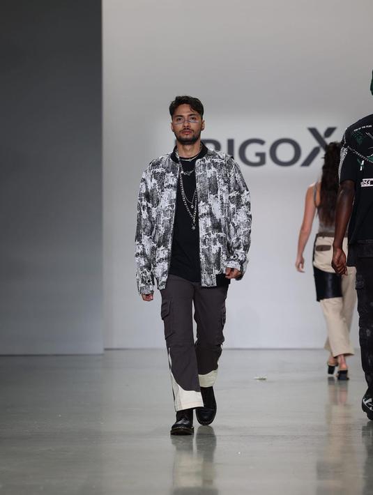 <p>Sisi maskulin Refal Hady begitu terpancar. (Foto: Instagram/ erigostore)</p>