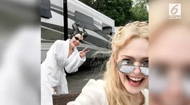 Sekuel 'Maleficent'  tengah melalui proses produksi. Lewat unggahannya, Elle Fanning merilis penampilan Angelina Jolie dalam film 'Maleficent 2'