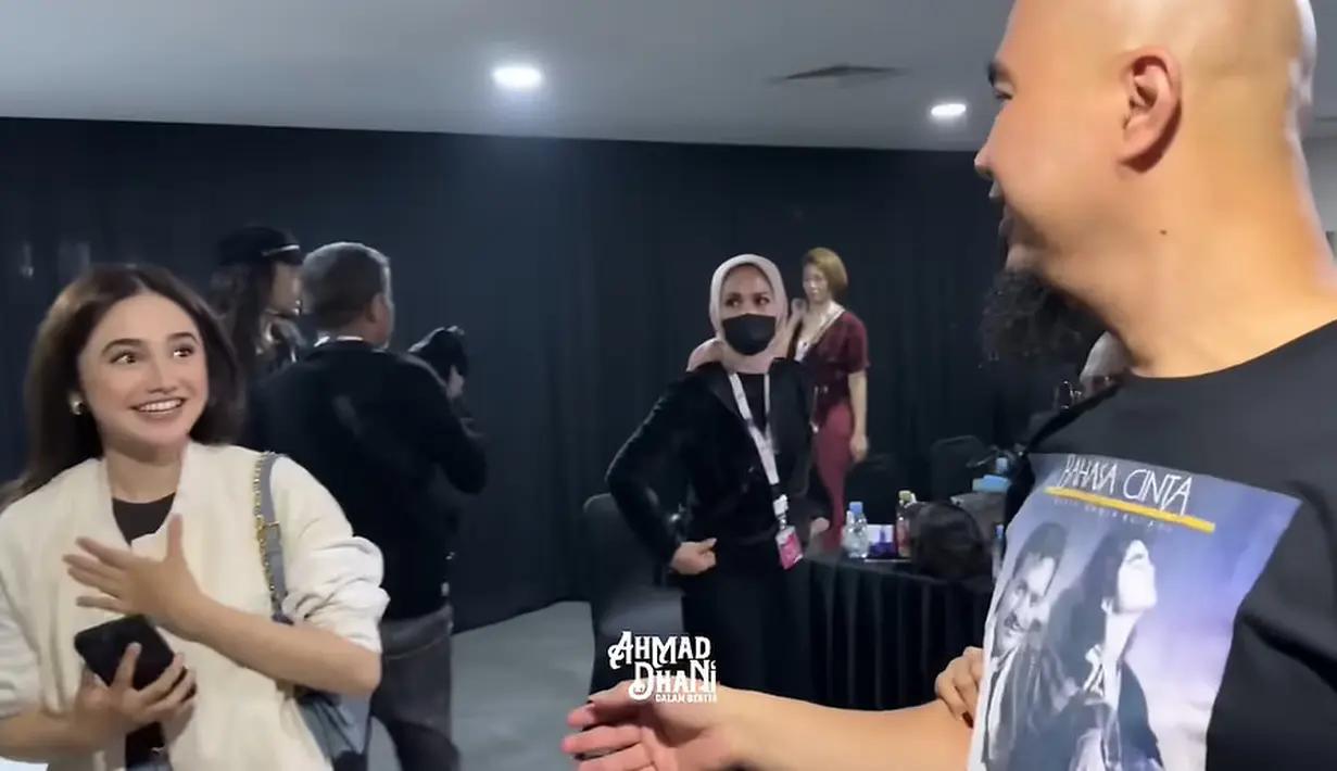 Ahmad Dhani langsung menodong mereka  dengan pertanyaan seputar pernikahan. “Kapan nikahnya?” kata Ahmad Dhani. Pertanyaan ini membuat Syifa Hadju kaget. (Foto: YouTube/ Ahmad Dhani)