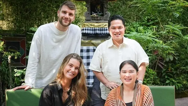 Ketua PSSI, Erick Thohir, bersama istrinya, Elizabeth Tjandra, mengunjungi liburan kiper Timnas Indonesia, Maarten Paes, bersama pasangannya, Luna Bijl, di Bali.