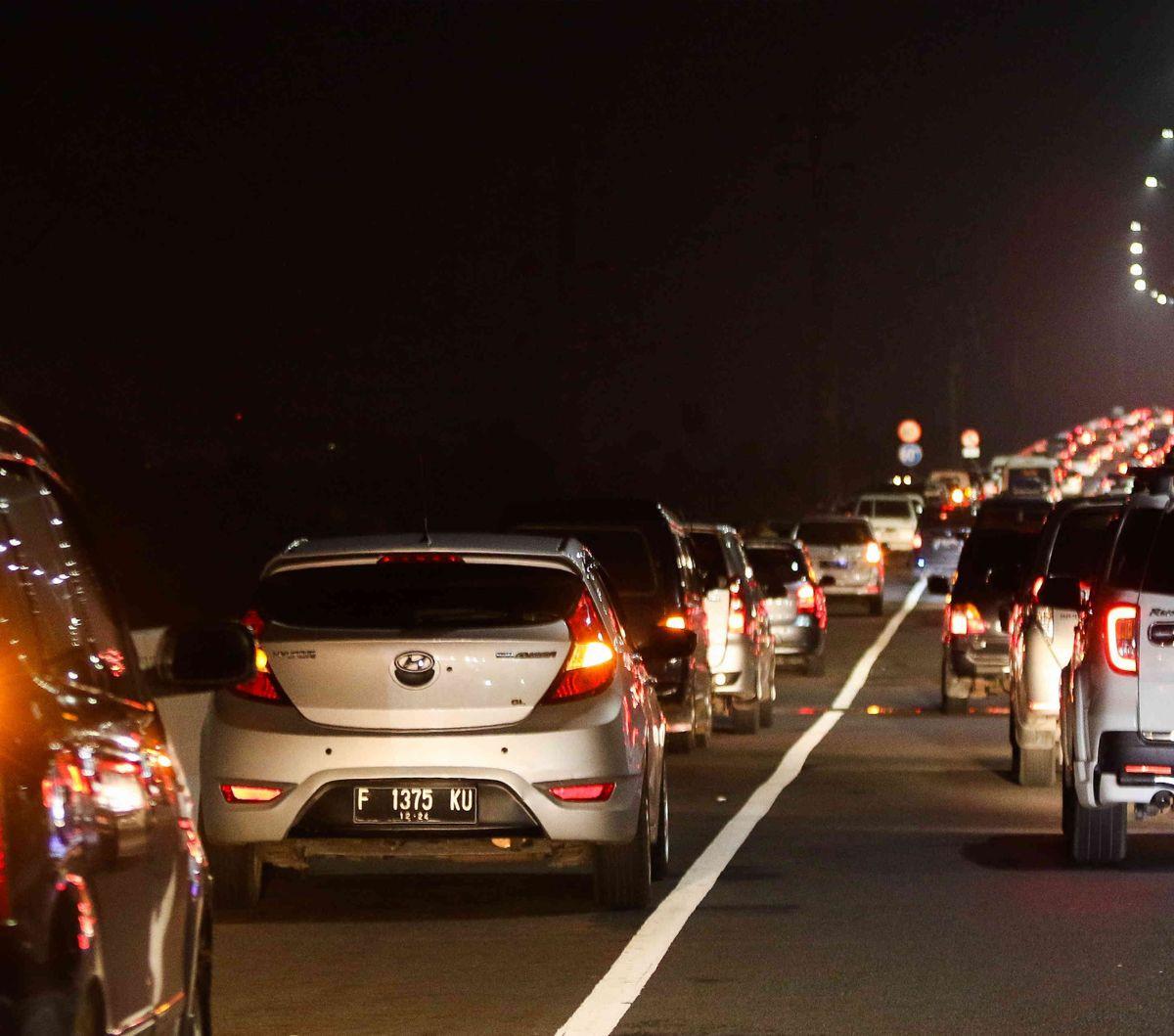 "Jagorawi, cuma tersendatlah masih jalan. Keluar Cibubur stag. Cawang sudah enggak karu-karuan," papar Randy.