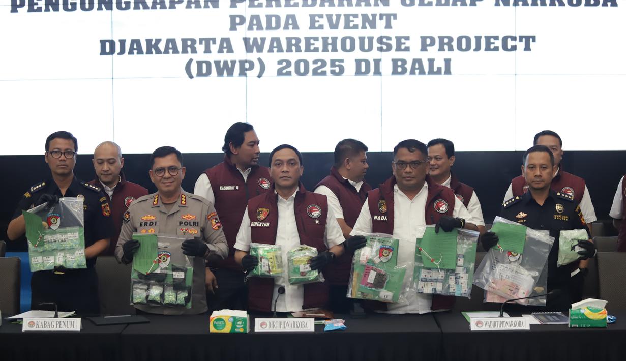 Dari pengungkapan ini, penyidik menyita sejumlah barang bukti yang terdiri dari sabu seberat 31 kilogram, pil ekstasi sebanyak 956,5 butir, ekstasi serbuk 23,59 gram, dan happy water 135 gram. Tampak dalam foto, Dirtpidnarkoba Bareskrim Polri, Brigjen Eko Hadi Santoso (ketiga kiri depan) menunjukkan barang bukti pengungkapan peredaran narkoba jelang gelaran Djakarta Warehouse Project (DWP) 2025 di Bali pada 12–14 Desember 2025 lalu di gedung Bareskrim Mabes Polri, Jakarta, Senin (22/12/2025). (merdeka.com/Arie Basuki)