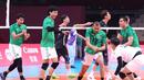Selebrasi para pemain Timnas bola voli putra Indonesia setelah Hernanda Zulfi (tengah) mencetak poin saat menghadapi Korea Selatan pada laga perebutan peringkat 7-8 Asian Games 2022 di LSC Gymnasium, Hangzhou, China, Selasa (26/9/2023) siang WIB. (AVCVolley)