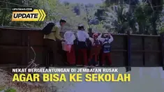 Ratusan warga di Sukabumi terpaksa bertaruh nyawa saat melintasi jembatan miring penghubung antar kecamatan. Tak hanya warga, siswa sekolah pun terpaksa melalui jembatan tersebut.
