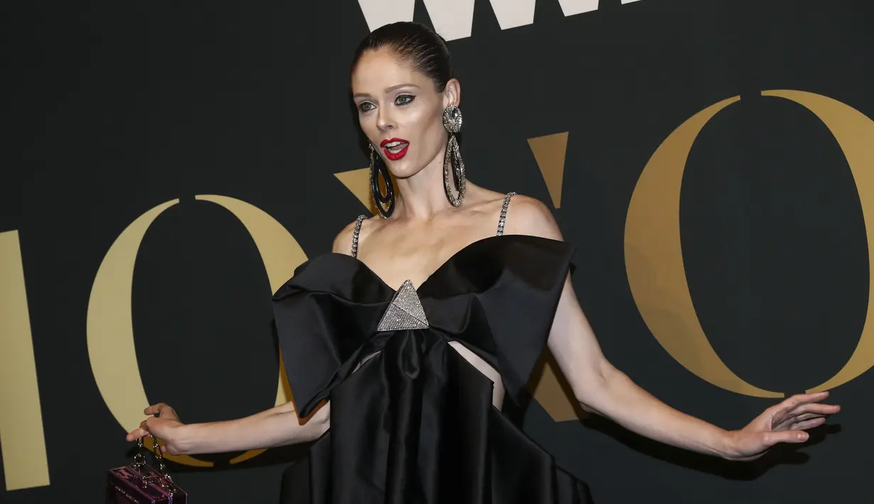 Coco Rocha berpose saat menghadiri WWD Honors Awards yang diselenggarakan oleh Women's Wear Daily di Cipriani South Street di New York pada Selasa, 25 Oktober 2022. (Photo by Andy Kropa/Invision/AP)