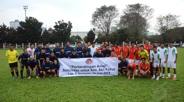 PSSI Pers, Selebriti FC, dan beberapa pesepakbola profesional menggelar laga amal untuk Akli Fairuz di Senayan, (14/6/2014). (Liputan6.com/Helmi Fithriansyah)