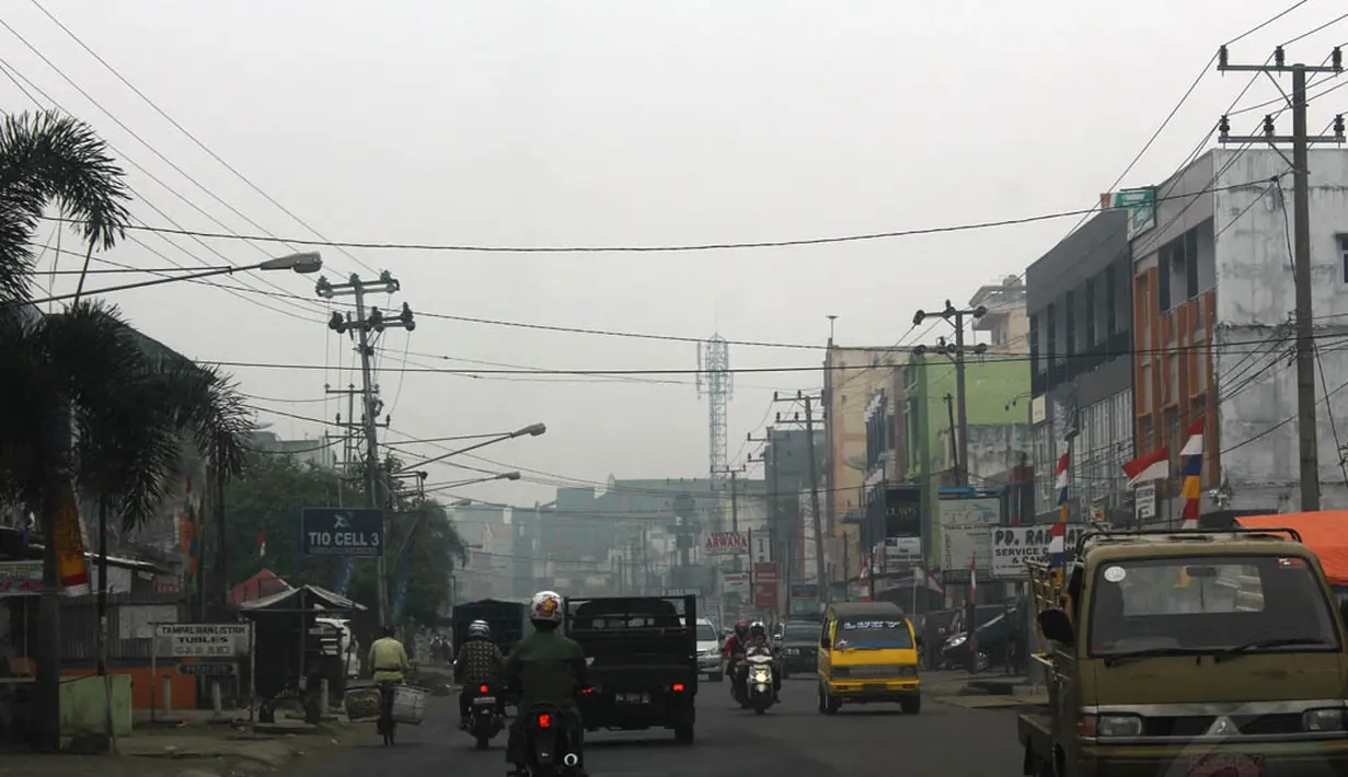 Suasana kabut asap yang masih menyelimuti Kota Lubuklinggau, Sumatera Selatan, Senin (14/10/14). (Liputan6.com/Faizal Fanani)