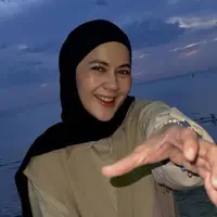 Potret Paula Verhoeven saat Kunjungi Pantai Brighton (credit: instagram/paula_verhoeven)