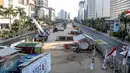 Proyek pembangunan jalur MRT dihentikan sementara selama masa libur Lebaran 2015. Tidak terlihat aktifitas berarti di sekitar proyek pembangunan MRT di kawasan Thamrin, Jakarta, Jumat (17/7/2015). (Liputan6.com/Faizal Fanani)