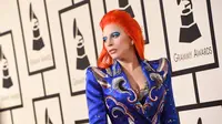 Lady Gaga berpenampilan seperti David Bowie pada momen red carpet Grammy Awards 2016.