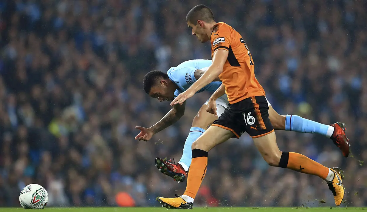 Pemain Manchester City, Gabriel Jesus (kiri) berebut bola dengan pemain Wolverhampton Wanderers, Conor Coady pada laga Piala Liga Inggris di Etihad Stadium, Manchester, (24/10/2017. City menang adu penalti 4-1. (Tim Goode/PA via AP)