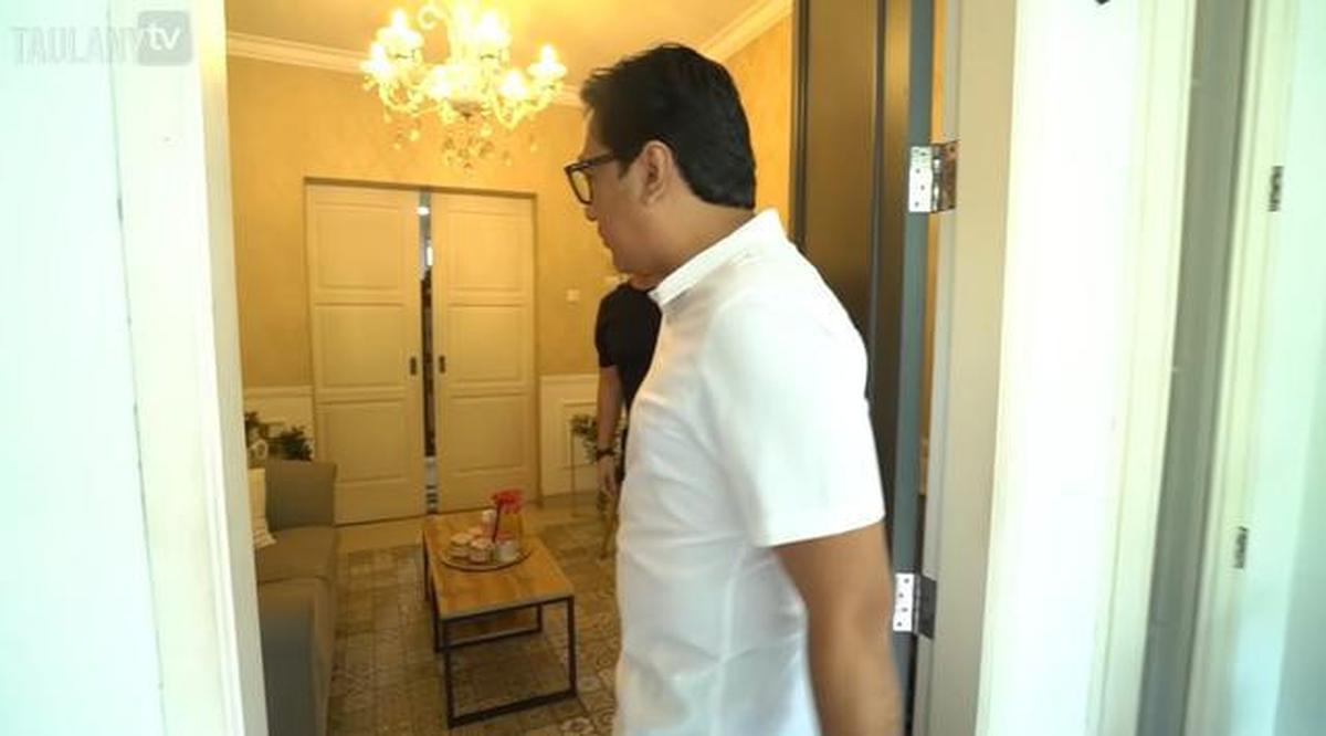 6 Potret Ruang Tamu Mini Rumah Ferry Maryadi, Inspirasi Gaya Klasik Minimalis