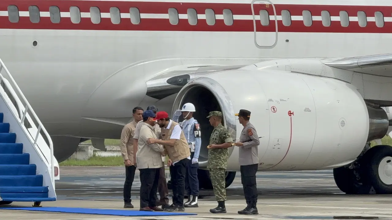 Prabowo Tiba di Aceh Tinjau Lokasi Banjir, Langsung Peluk Gubernur Mualem