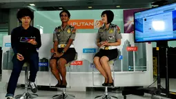 Dua polwan cantik ini saat melakukan live streaming bersama Gepeng, salah satu presenter News Flaz di redaksi Liputan6.com, Jakarta, Kamis (19/6/14). (Liputan6.com/Andrian M. Tunay)