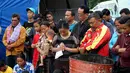 Keluarga dan warga berdoa untuk penumpang yang hilang dari kecelakaan KM Sinar Bangun di Danau Toba di Pelabuhan Tigaras, Sumatra Utara, Indonesia (21/6). Kapal tersebut membawa ratusan penumpang. (AP Photo/Binsar Bakkara)