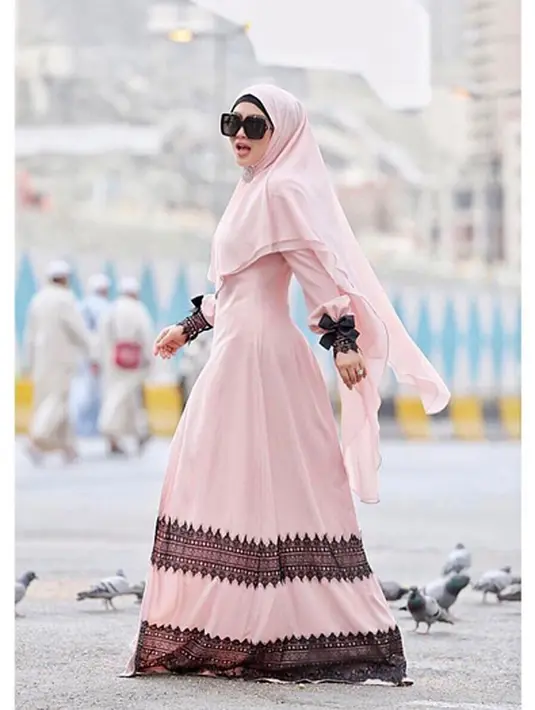 Penampilan Syahrini berhijab itu bahkan sempat dikira anak pangeran Arab. Selama di Turki, penyanyi yang biasa disapa Inces itu juga menyempatkan reuni dengan dua pemain serial Elif, Emre Kıvılcım dan Gülçin Tunçok.(Instagram/princessyahrini)