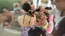 Petugas melumuri punggung pengunjung dengan cokelat cair saat mandi spa cokelat di Hakone, Jepang, Senin (13/2). Mandi spa cokelat diadakan dalam rangka menyambut Hari Valentine. (AFP PHOTO / Kazuhiro Nogi)